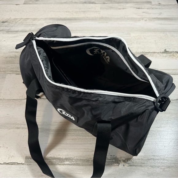 ZYIA Active by Vooray Everywhere Gym Duffle Bag Black White Carry On NWOT - Picture 4 of 4